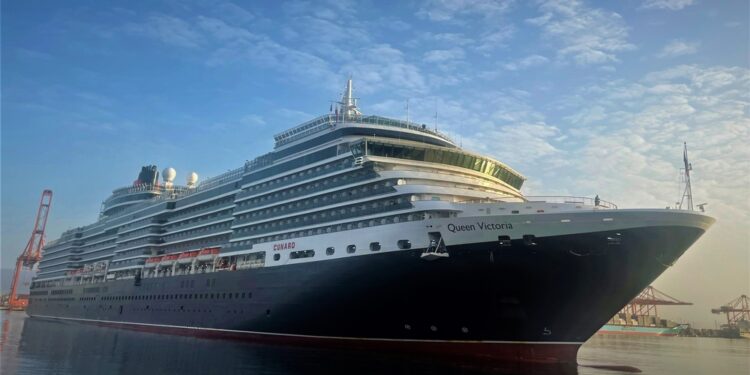 ميناء صلالة يستقبل سفينة سياحية 1 ميناء صلالة يستقبل سفينة سياحية