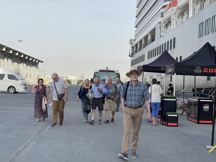 ميناء صلالة يستقبل سفينة سياحية 2 E279FC78 AFD7 4F9C ACB7 22D703E54A16