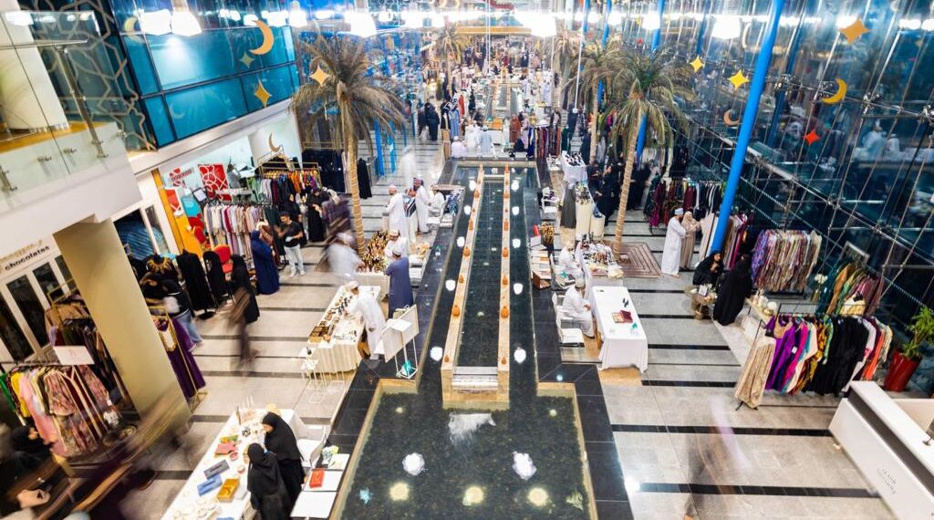 سوق “الوثبة” الرمضاني يشهد إقبالاً كبيرًا من الزوار ومشاركة متميزة من رواد الأعمال