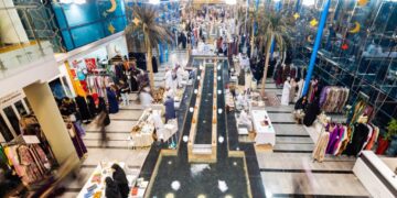 سوق “الوثبة” الرمضاني يشهد إقبالاً كبيرًا من الزوار ومشاركة متميزة من رواد الأعمال