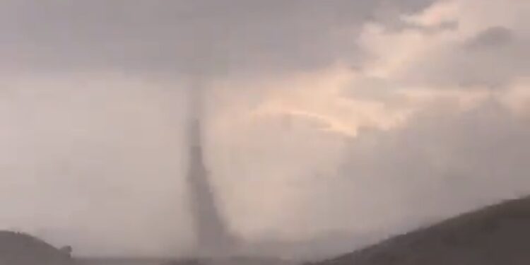 رصد إعصار قمعي آخر عصر هذا اليوم بجنوب الشرقية