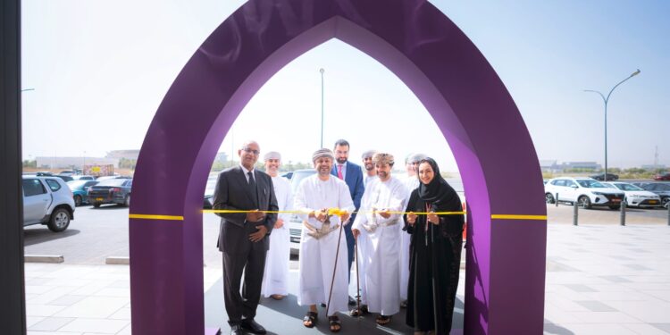 بنك نزوى يدشن فرعه الجديد بالموالح