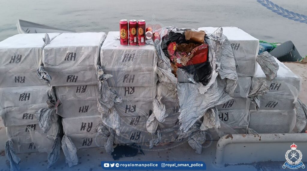 ضبط 3 مهربين وبحوزتهم 1200 علبة من المواد الكحولية بمحافظة مسندم