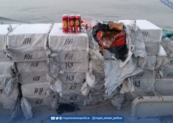 ضبط 3 مهربين وبحوزتهم 1200 علبة من المواد الكحولية بمحافظة مسندم