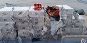 ضبط 3 مهربين وبحوزتهم 1200 علبة من المواد الكحولية بمحافظة مسندم