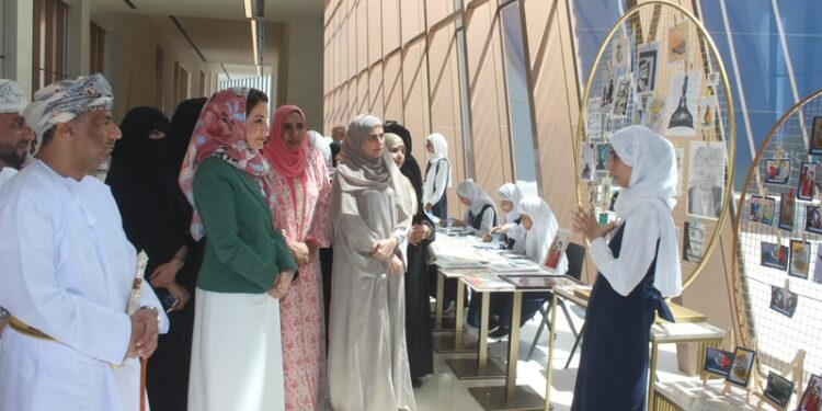 افتتاح معرض الفنون التشكيلية “بريق” في متحف عُمان عبر الزمان بولاية منح