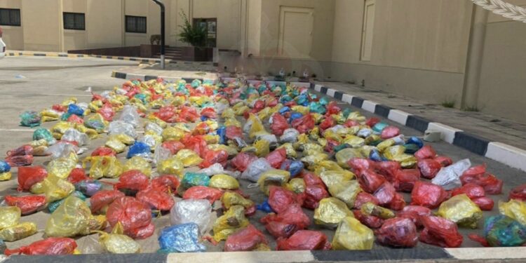 القبض على 3 أشخاص بتهمة تهريب أكثر من (700) رزمة من مخدر القات