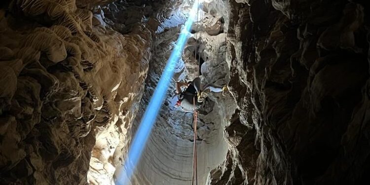 كهف بركة الشرف.. رحلة جيولوجية عبر الزمان بمحافظة الداخلية 1 كهف بركة الشرف.. رحلة جيولوجية عبر الزمان بمحافظة الداخلية