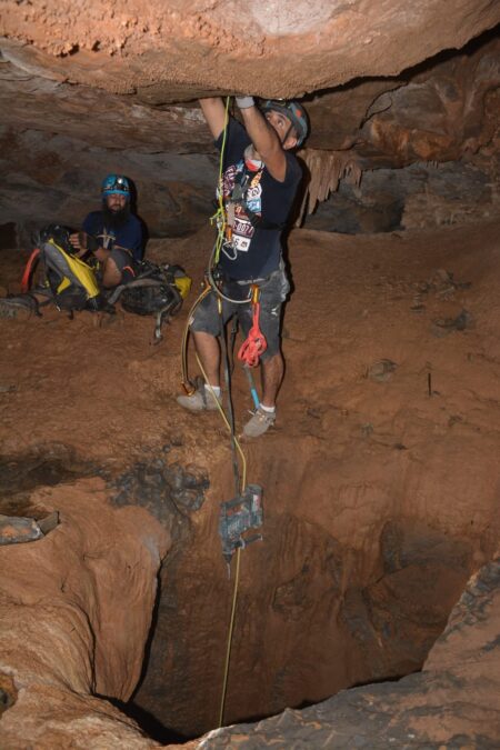كهف بركة الشرف.. رحلة جيولوجية عبر الزمان بمحافظة الداخلية 2 IMG 5329