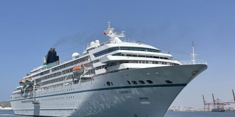 ميناء صلالة يستقبل سفينة سياحية