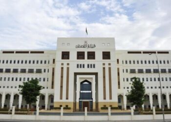 كيف يتم التعامل مع صاحب العمل في حالة عدم التزامه بسداد أجر العامل خلال (7) أيام من نهاية المدة التي يستحق عنها؟