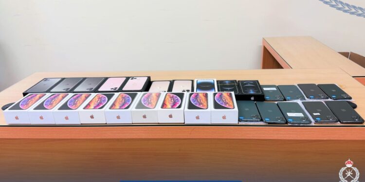 ضبط آسيوي بتهمة سرقة مجموعة هواتف نقالة ثمينة بخصب