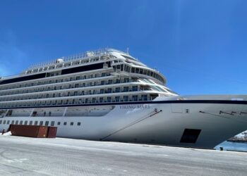 ميناء صلالة يستقبل سفينة سياحية