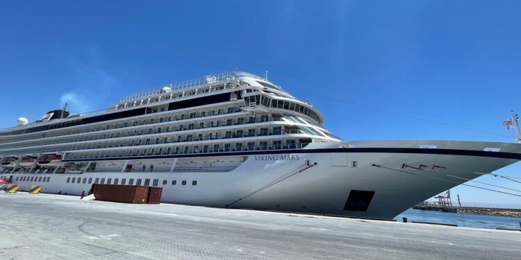 ميناء صلالة يستقبل سفينة سياحية