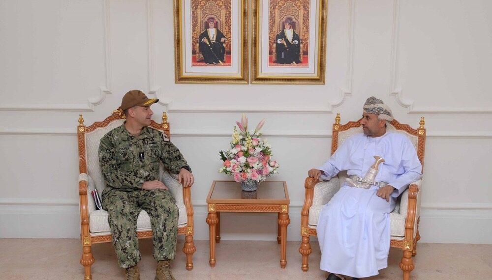 الأمين العام بوزارة الدفاع يستقبل قائد القوات البحرية بالقيادة الوسطى الأمريكية