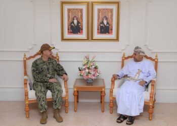 الأمين العام بوزارة الدفاع يستقبل قائد القوات البحرية بالقيادة الوسطى الأمريكية