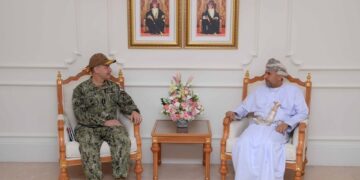 الأمين العام بوزارة الدفاع يستقبل قائد القوات البحرية بالقيادة الوسطى الأمريكية