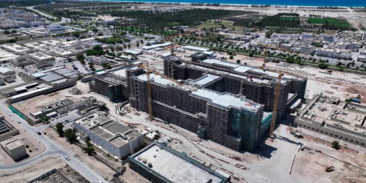 تواصل الأعمال الإنشائية بمستشفيي السُّلطان قابوس الجديد والمزيونة بمحافظة ظفار