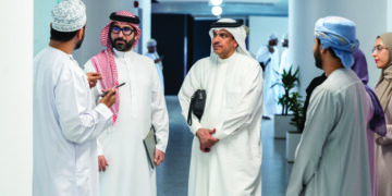 أمين عام المجلس الأعلى للشباب والرياضة البحريني يطلع على تجربة مركز الشباب العماني