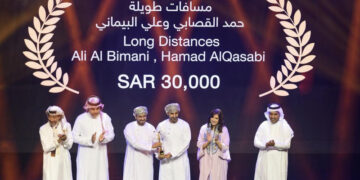 الفيلم العُماني “مسافاتٌ طويلة” الذي يعرض على “منصة عين” يظفر بجائزة النخلة الذهبية للفيلم الخليجي بالسعودية