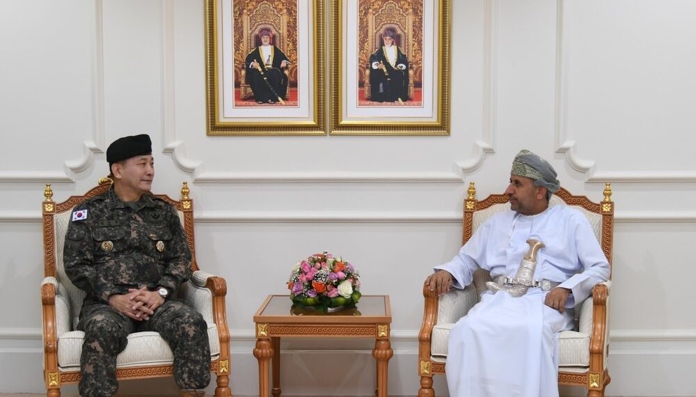 الأمين العام بوزارة الدفاع يستقبل رئيس هيئة الأركان المشتركة بجمهورية كوريا 1 الأمين العام بوزارة الدفاع يستقبل رئيس هيئة الأركان المشتركة بجمهورية كوريا