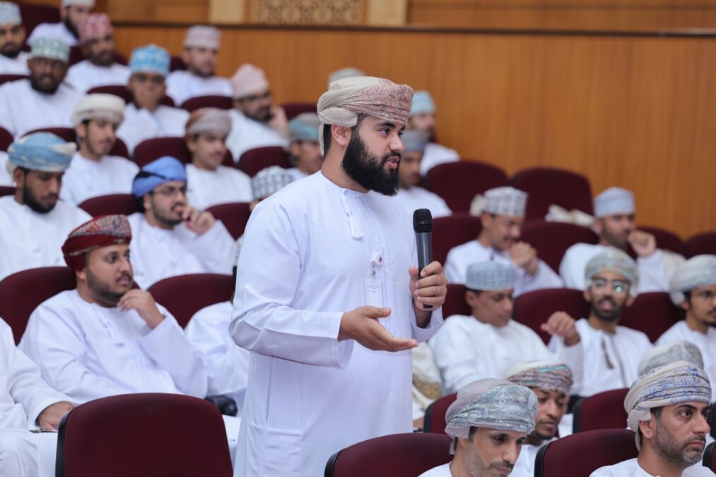 وزير العمل يستعرض مع طلبة جامعة التقنية والعلوم التطبيقية تطوير التعليم وربطه بسوق العمل 4 IMG 6069