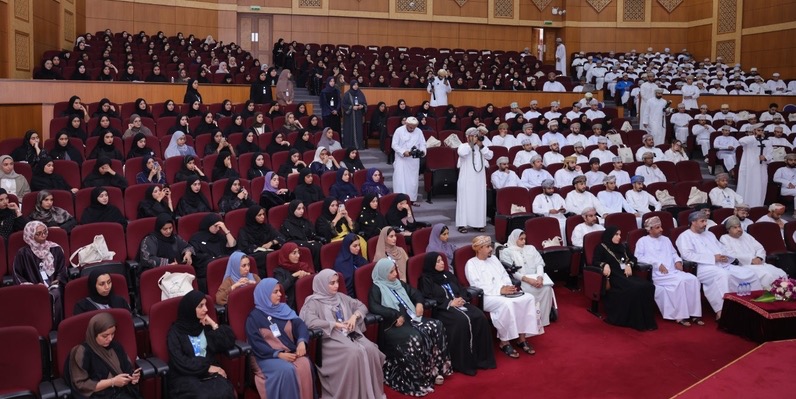 وزير العمل يستعرض مع طلبة جامعة التقنية والعلوم التطبيقية تطوير التعليم وربطه بسوق العمل 3 IMG 6070