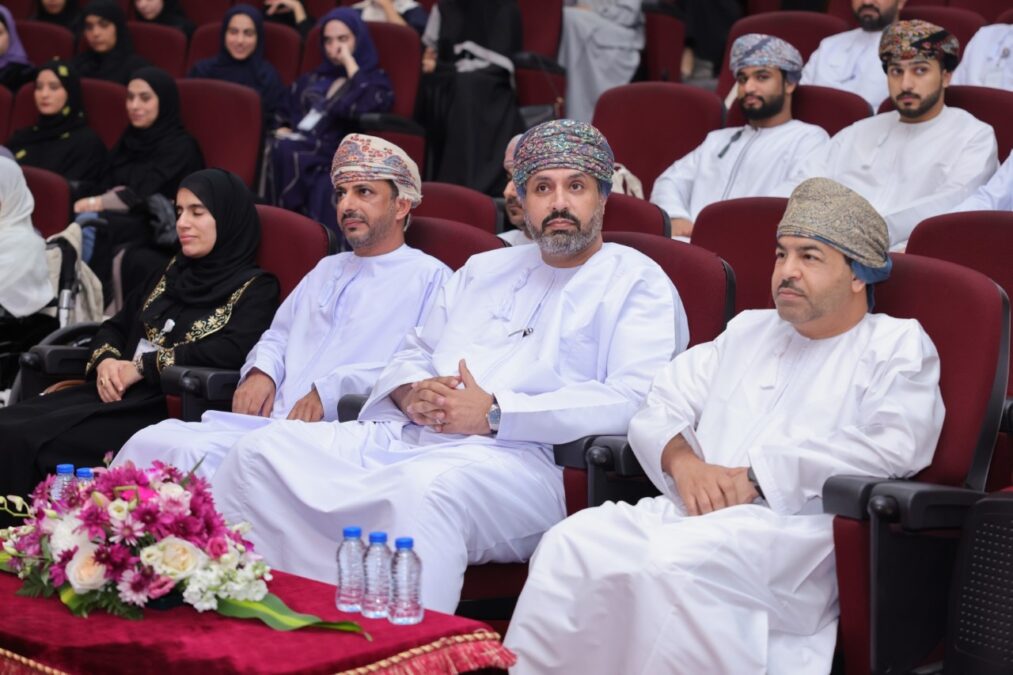 وزير العمل يستعرض مع طلبة جامعة التقنية والعلوم التطبيقية تطوير التعليم وربطه بسوق العمل 2 IMG 6072