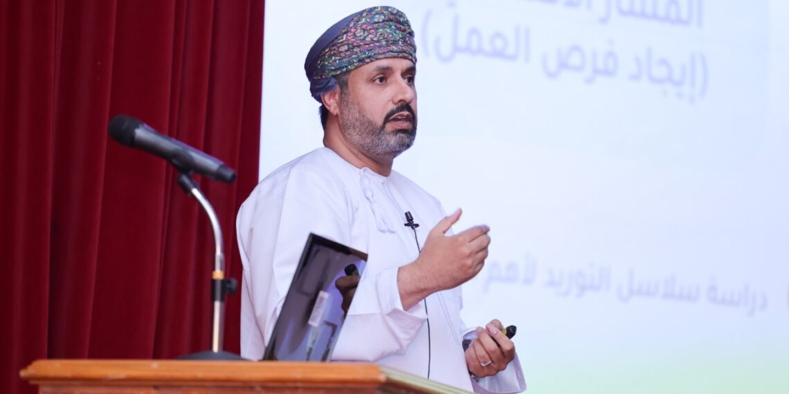 وزير العمل يستعرض مع طلبة جامعة التقنية والعلوم التطبيقية تطوير التعليم وربطه بسوق العمل