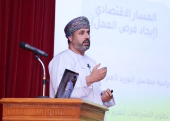 وزير العمل يستعرض مع طلبة جامعة التقنية والعلوم التطبيقية تطوير التعليم وربطه بسوق العمل
