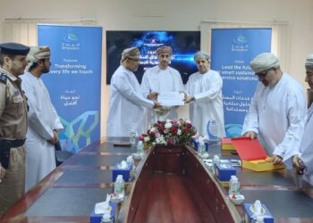 مبادرة لتوفير وتركيب ١٠ آلاف من أطواق السلامة الفسفورية للجِمال السائبة بمحافظة شمال الباطنة