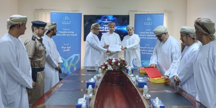 مبادرة لتوفير وتركيب ١٠ آلاف من أطواق السلامة الفسفورية للجِمال السائبة بمحافظة شمال الباطنة