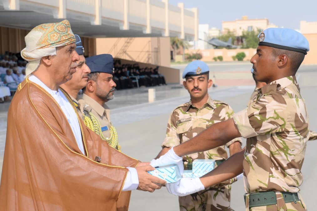 سلاح الجو السلطاني العُماني يحتفل بتخريج دفعة من الجنود والمجندات المستجدين 3 IMG 6369