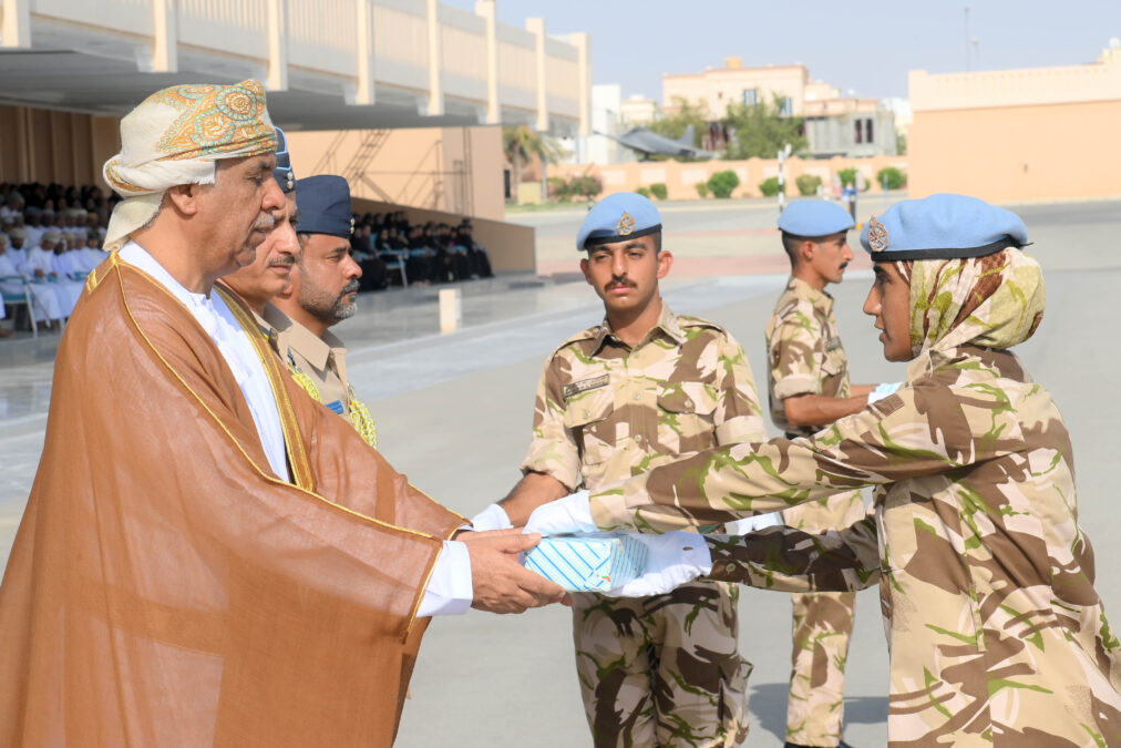 سلاح الجو السلطاني العُماني يحتفل بتخريج دفعة من الجنود والمجندات المستجدين 4 IMG 6370