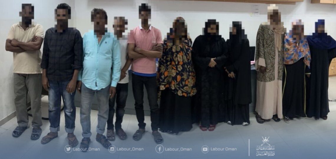 ضبط 11 عاملًا مخالفًا لأحكام قانون العمل في مسقط
