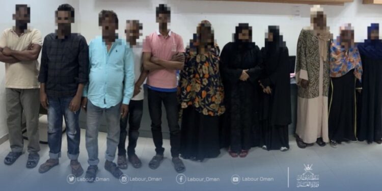 ضبط 11 عاملًا مخالفًا لأحكام قانون العمل في مسقط 1 ضبط 11 عاملًا مخالفًا لأحكام قانون العمل في مسقط