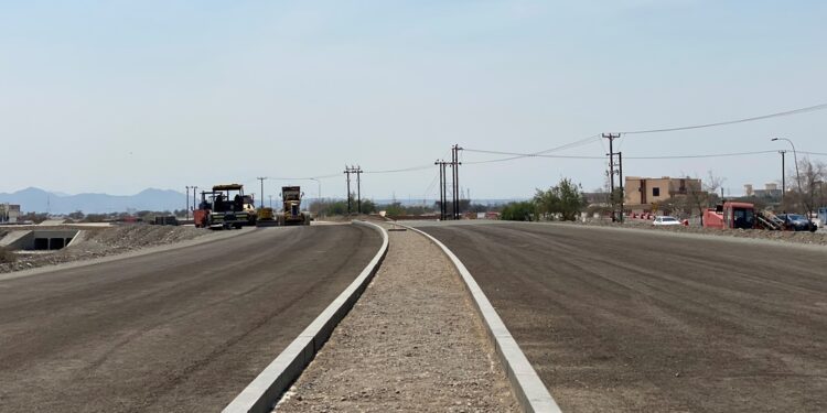 تواصل العمل في تنفيذ مشروع ازدواجية طريق لوى الرابط بالطريق السريع