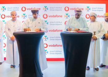 “مطارات عمان” توقع اتفاقية توفير خدمة الجيل الخامس في مطار مسقط الدولي ومطار صلالة