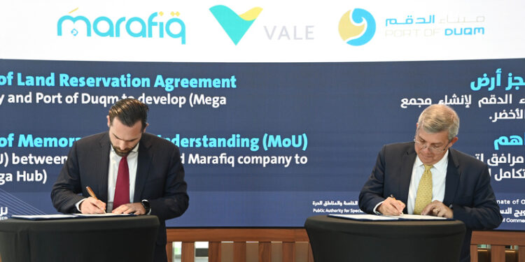 توقيع اتفاقية لإنشاء مجمَّع صناعي متكامل للحديد الأخضر في ميناء الدقم