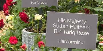 تدشين وردة جلالة السلطان والسيدة الجليلة بمعرض ⁧‫تشيلسي‬⁩ للزهور بلندن