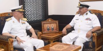 قائد البحرية السلطانية بالإنابة يستقبل قائد القوة البحرية (عمليات أتلانتا)