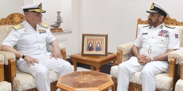 رئيس أركان قوات السلطان المسلحة يستقبل قائد القوة البحرية (عمليات أتلانتا)