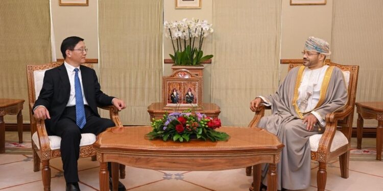 وزيرُ الخارجية يستقبل محافظ مقاطعة يونان الصينية