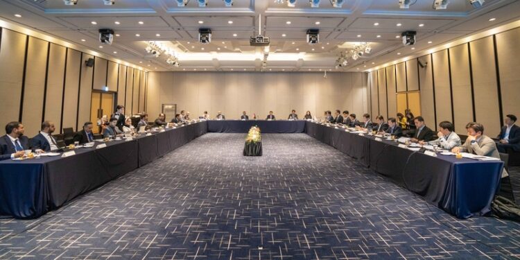 وفد عُماني يبحث مع كوريا الجنوبية تعزيز استثمارات الطاقة المتجددة والهيدروجين الأخضر