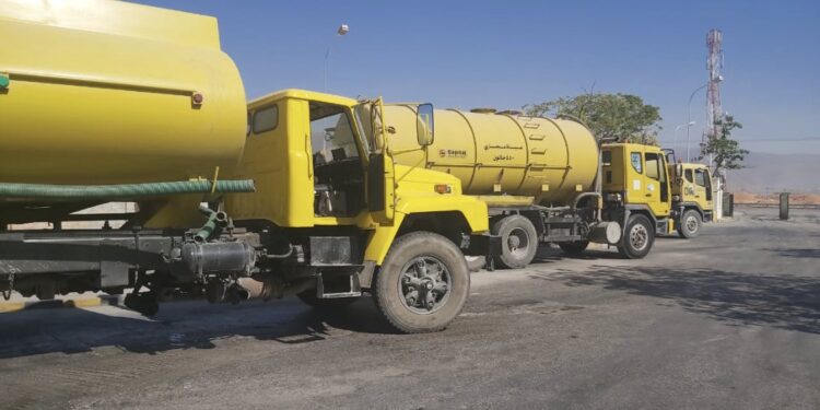 التضخم يغزوا شاحنات الصرف الصحي .. فمن المسؤول؟!