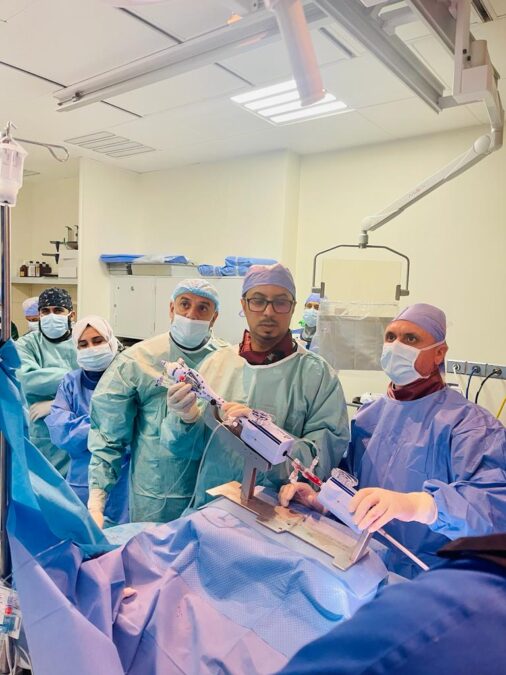 مستشفى جامعة السُّلطان قابوس ينجح في إجراء عملية إصلاح الصمام الميترالي باستخدام تقنية حديثة 2 IMG 7541