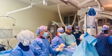 مستشفى جامعة السُّلطان قابوس ينجح في إجراء عملية إصلاح الصمام الميترالي باستخدام تقنية حديثة