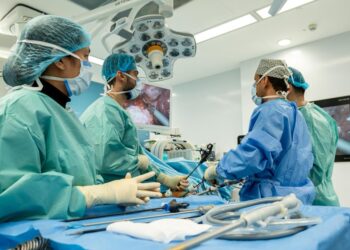 الأولى من نوعها.. مركز السلطان قابوس المتكامل لعلاج وبحوث أمراض السرطان ينجح في إجراء عملية استئصال ورم معقدة