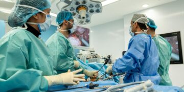 الأولى من نوعها.. مركز السلطان قابوس المتكامل لعلاج وبحوث أمراض السرطان ينجح في إجراء عملية استئصال ورم معقدة