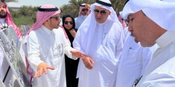أمين الشرقية يتفقد سير أعمال المشاريع التنموية وأنسنة المدن في محافظة القطيف